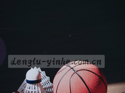 一枚发光的信封飞行在星光之间